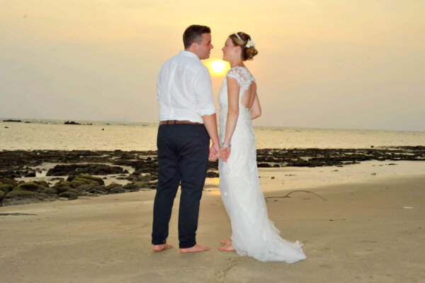 Jum Island Beach Marriage : Joanna + Timothy
